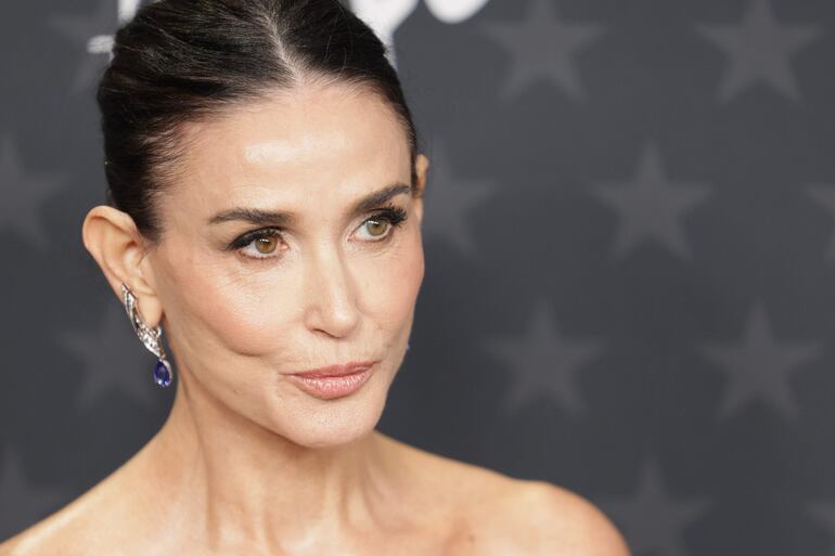 Demi Moore en la alfombra roja de los Critics Choice donde conquistó el premio a la Mejor Actriz por su trabajo en "La sustancia".