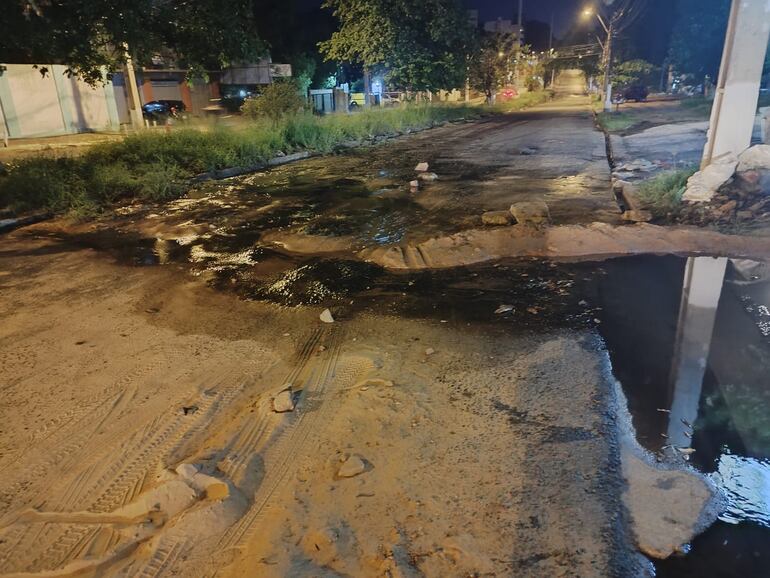 Pérdida de agua provoca un peligroso bache en la Avenida Luis María Argaña en Lambaré.