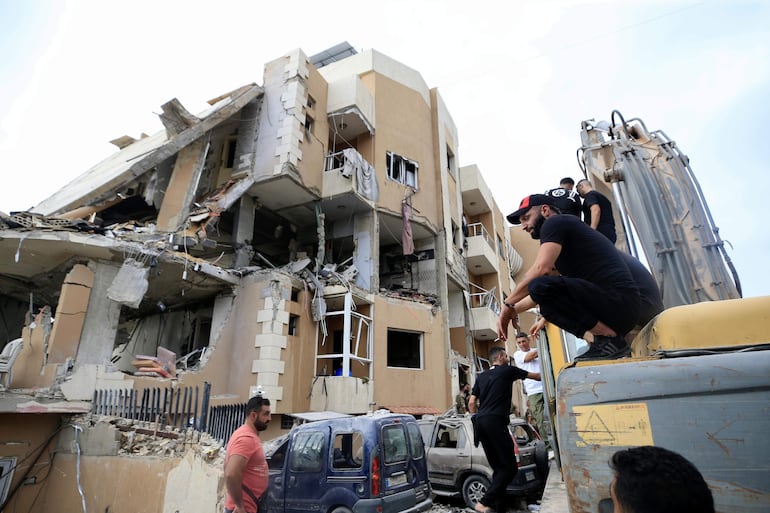 La gente se reúne en el lugar de un ataque militar israelí en Barja, al sur de Beirut, Líbano, el 12 de octubre de 2024. Según el Ministerio de Salud libanés, al menos cuatro personas murieron y otras 14 resultaron heridas en el ataque israelí contra Barja, mientras los rescatistas seguían trabajando en el lugar. Más de 2.200 personas han muerto y más de 10.500 han resultado heridas en Líbano desde el inicio del conflicto entre Israel y Hezbolá, según el Ministerio de Salud.