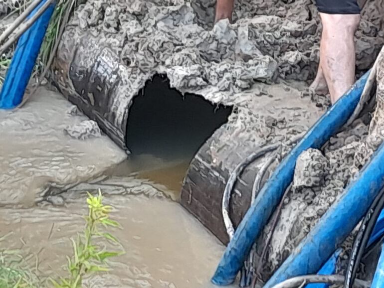 Unos seis barrios de Asunción están sin agua potable por la rotura de una aductora principal, según informó la Essap.