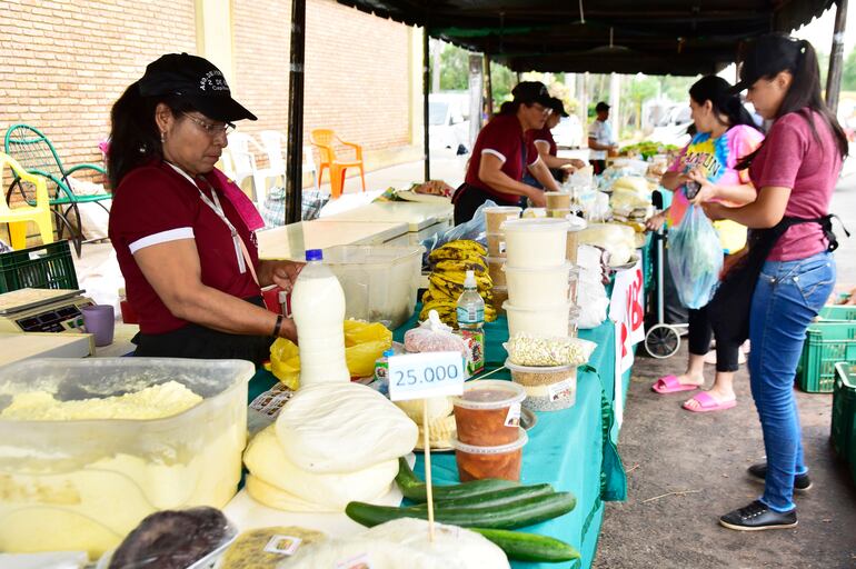 A la par del evento tuvo lugar la feria de la agricultura familiar.