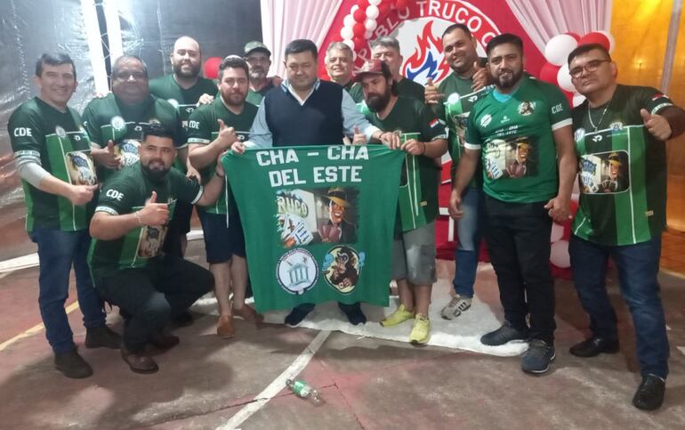 El equipo Cha-Cha, de Ciudad del Este, integrado por Rubén Caballero, Gustavo Segovia y Darío Silva, subcampeones del torneo de truco. En el centro, el Coronel Amado Amarilla (presidente de Todo Truco Paraguay).