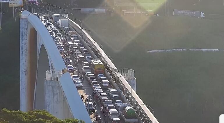 El accidente generó caos en el tránsito del puente de la Amistad.