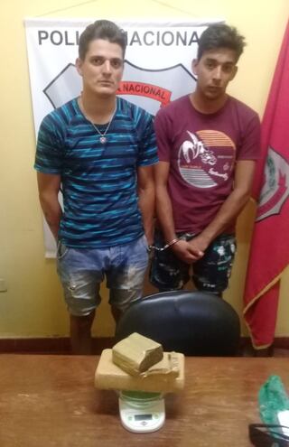 Alejandro Daniel Romero Portillo y Alexis Fabián Benítez Medina, junto con la marihuana incautada.