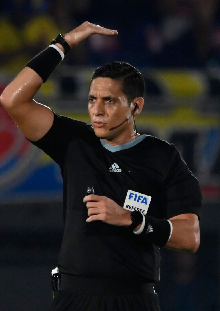  Jesús Noel Valenzuela, árbitro venezolano con insignia FIFA desde 2013.