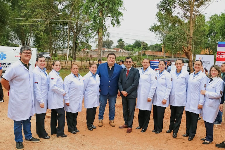 Autoridades departamentales y profesionales del puesto de salud de la Asociación de Policías de Guairá (APG) durante la palada inicial de la obra.