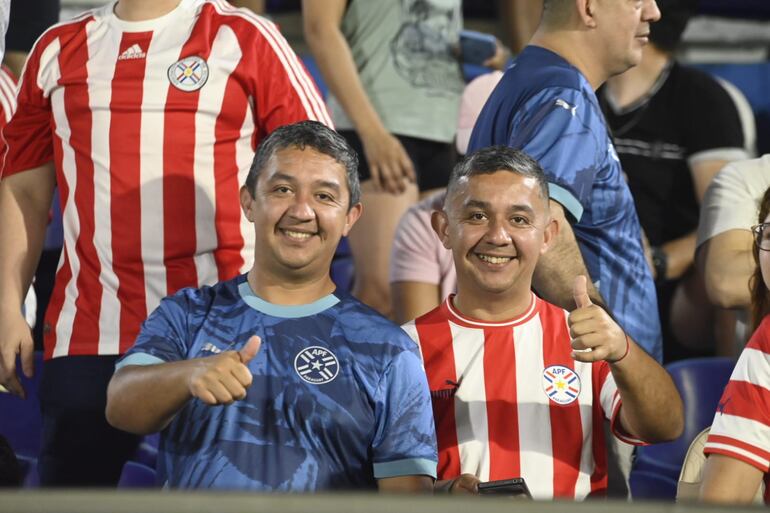 Los aficionados de Paraguay en el estadio Defensores del Chaco en la previa del partido contra Brasil por las Eliminatorias Sudamericanas 2026.