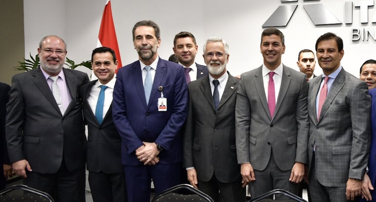 El director paraguayo de Itaipú, Justo Zacarías; el canciller, Rubén Ramírez; el director brasileño Enio Verri, el embajador brasileño José Marcondes y el presidente de la República, Santiago Peña. Más atrás se lo ve al vicepresidente de la República, Pedro Alliana.