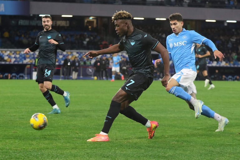 Naples (Italy), 08/12/2024.- Lazio's Oluwafisayo Dele Bashiru (L) in action during the Italian Serie A soccer match between SSC Napoli and SS Lazio, in Naples, Italy, 08 December 2024. (Italia, Nápoles) EFE/EPA/CESARE ABBATE
