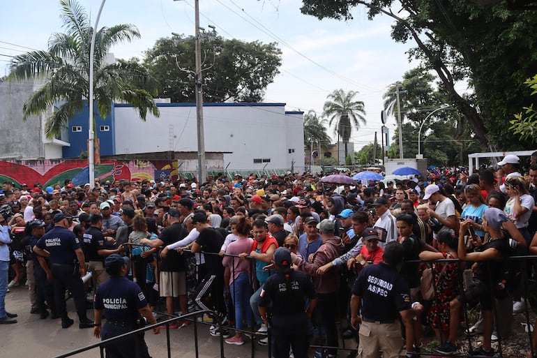 Migrantes protestan frente a la sede del Instituto Nacional de Migración (INM) en Tapachula, estado de Chiapas (México). Cerca de 4.000 migrantes, en su mayoría de Cuba y Centroamérica, protestaron este jueves en la frontera sur de México, en medio de una nueva oleada migratoria, para exigir al Instituto Nacional de Migración (INM) que les permita transitar hasta el límite con Estados Unidos.