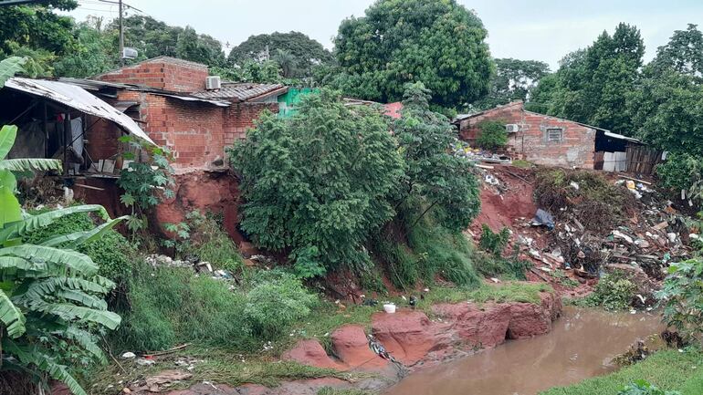 Unas 450 casas corren riesgo de caer al arroyo Fortín si el MOPC no realiza la canalización del cauce, que llega al río Paraguay.