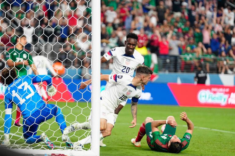 Christian Pulisic sale a festejar tras anotar el segundo gol para Estados Unidos ante México en partido semifinal de la Liga de Naciones de la Concacaf