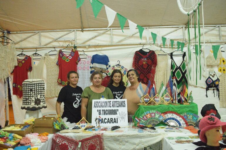 El grupo de artesanas de la Asociación Tacuaral de Ypacaraí también se hizo presente con sus trabajos de artesanía.