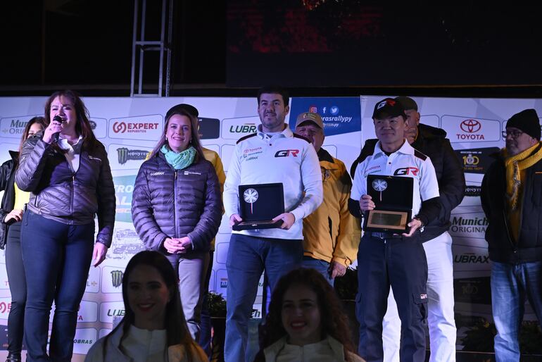 El primer reconocimiento de la noche en Capiatá fue a los ganadores de la cuadragésima novena edición del Transchaco Rally, Alejandro Galanti Barrientos y Marcelo Toyotoshi.