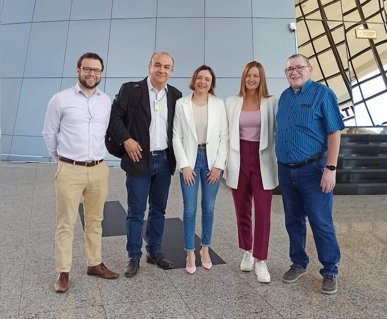 Promotores de la ley "Chau Nepotismo". Robert Cano (saco negro) junto con Soledad Núñez (2da. izq.) y otros impulsores. Foto gentileza.