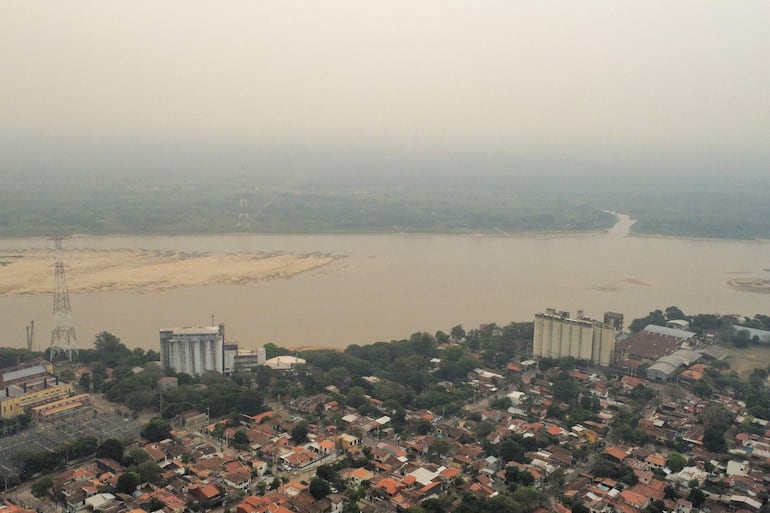 Fotografía aérea que muestra una capa de humo sobre la ciudad de Asunción (Paraguay).