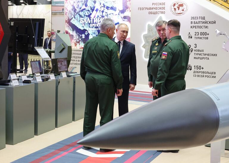 El presidente de Rusia, Vladimir Putin (2do de la izq.) junto a miembros del Ministerio de Defensa ruso.