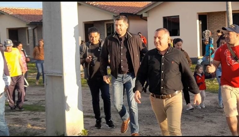 El vicepresidente de la República, Pedro Alliana y el gobernador de Ñeembucú, visitaron las viviendas sociales  construidas en el km 5 de la ciudad de Pilar.