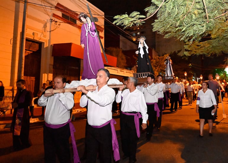 Los estacioneros de Ypané y los miembros de la Hermandad de Jesús participaron del víacrucis "a lo ymaguare" organizado en los alrededores de la iglesia La Encarnación.