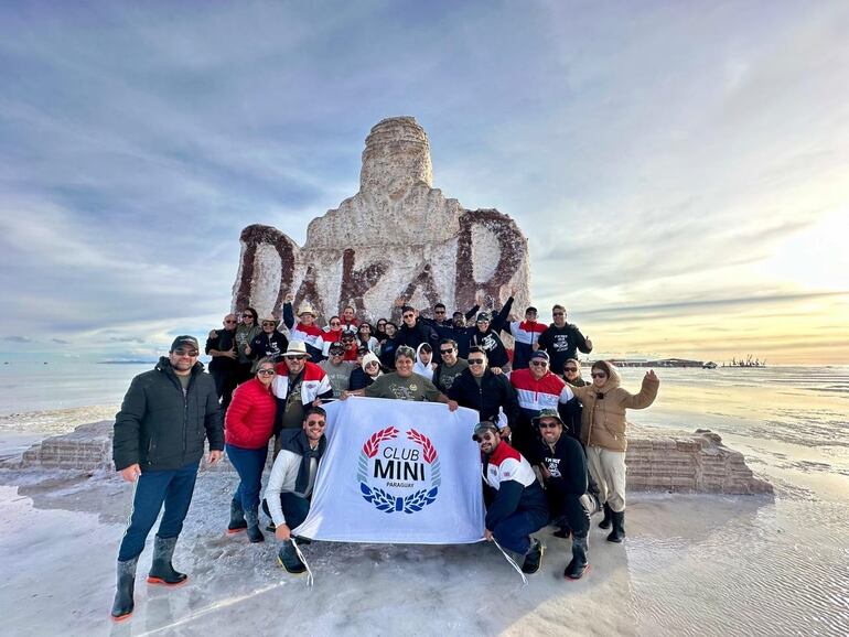 Escultura del rally Dakar en el salar de Uyuni.