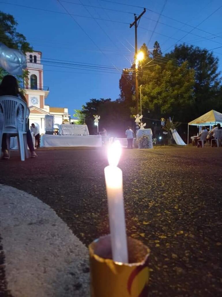 De esta manera los atyreños adornan las calles en la Noche blanca.