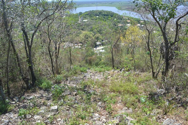 Desde la cima del cerro se puede observar la belleza de la naturaleza, parte de la comunidad y el río Paraguay.