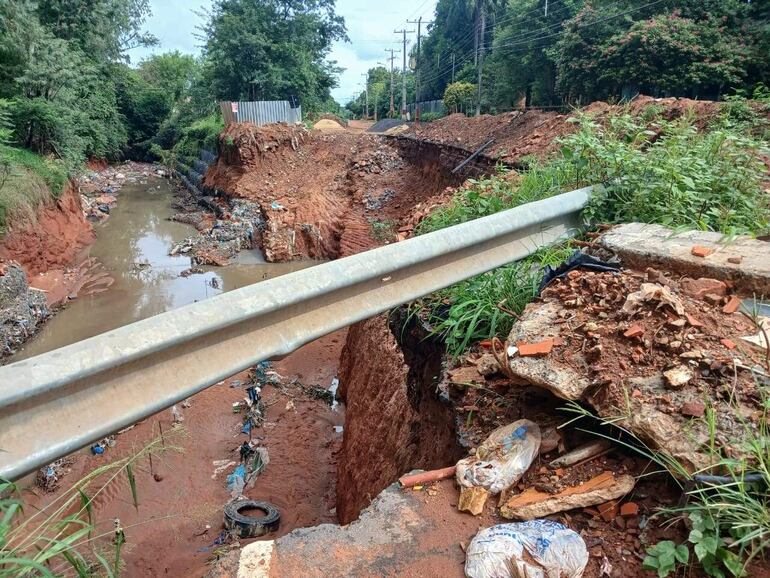 Durante meses, usuarios de la vía se arriesgaron al derrumbe completo de la calzada. Antes de la clausura, la avenida se usaba en media calzada en esta parte de la vía.