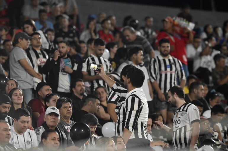 Los aficionados de Libertad en el estadio Defensores del Chaco, en Asunción.