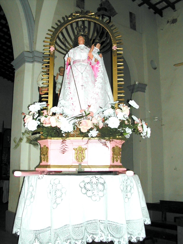 Imagen de la Virgen del Rosario de la ciudad de Itauguá. La advocación mariana y el Niño Jesús en brazos ya lucen adornos de lo que pareciera ser platería.