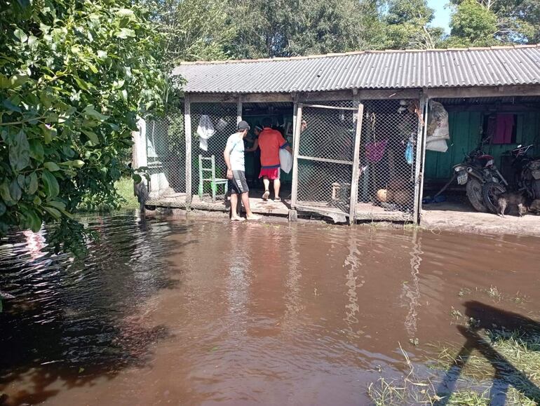 El gobernador del Departamento de Misiones, Richard Ramírez (ANR – HC), y el intendente Ignacio Brizuela (ANR), realizaron este lunes una visita a las compañías de Panchito López y Galeno Cue con el objetivo de conocer de cerca la situación de las familias afectadas por las lluvias.