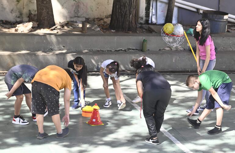 Niños y niñas realizan actividades físicas en el Colegio Nacional Asunción Escalada, ubicado a cuadras del Congreso.