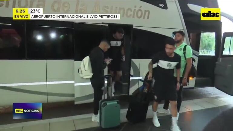 Los jugadores de Olimpia llegan al Aeropuerto Silvio Pettirossi de Asunción antes del viaje a Río de Janeiro para disputar los cuartos de final de la Copa Libertadores 2023.