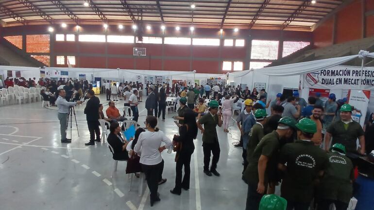 Masiva concurrencia de jóvenes en la Expo Carrera de Coronel Oviedo.