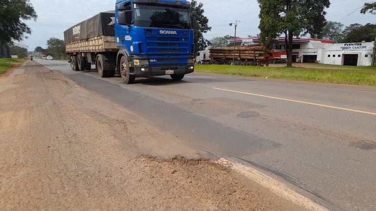 Todo el trayecto de la antigua Ruta PY02 presenta hundimientos y baches.