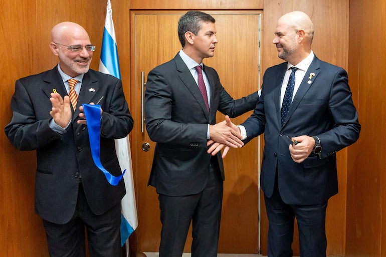 Yoed Magen, embajador de Israel en Paraguay; el presidente Santiago Peña y Amir Ohana, presidente de del Parlamento de Israel, durante el acto de inauguración de la nueva sede de la embajada de Israel en Paraguay, el pasado 18 de septiembre en Asunción.