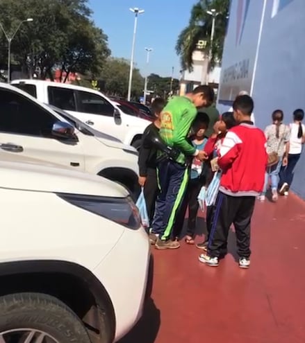 Niños y adultos acosan a los turistas por las calles de Saltos del Guairá, denuncian los gremios del comercio local.