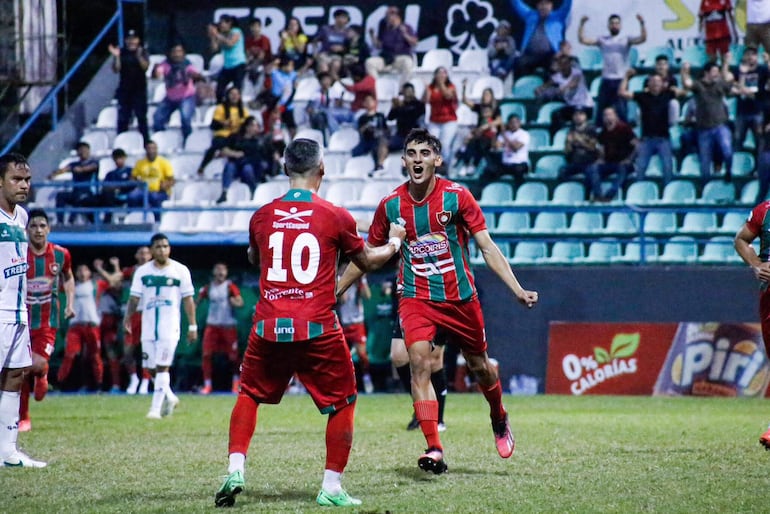 El zaguero Líder Cáceres va a festejar el primer tanto  junto a José Ariel Núñez (10). (Foto: APF)