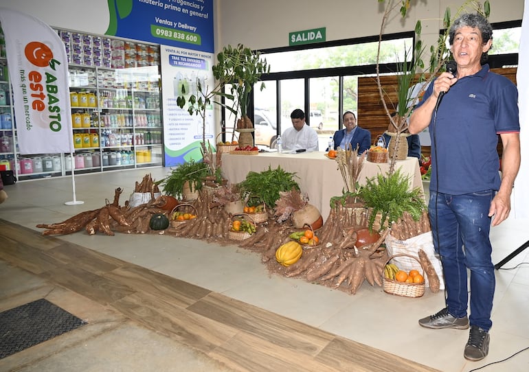 Auberto Acosta Cañete, elegido mejor productor de mandioca de la zona, durante el festejo de hoy.