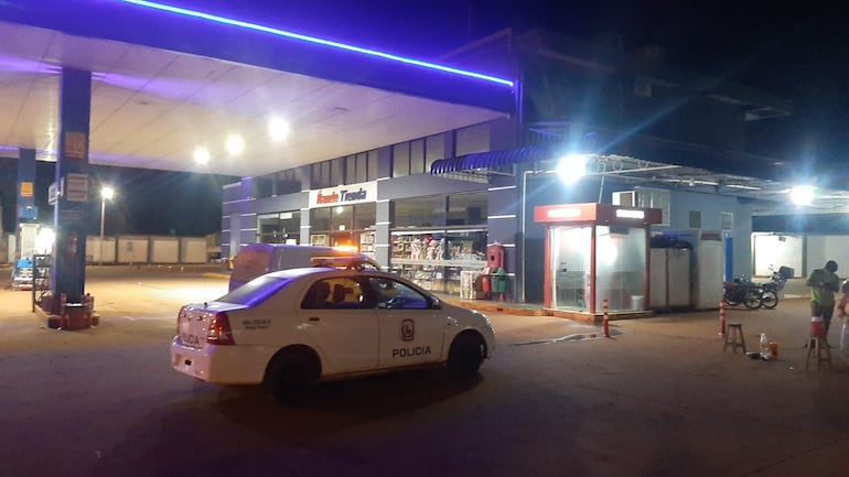 La estación de servicios fue atacada por delincuentes esta madrugada e intentaron robar el cajero automático, pero no tuvieron éxito.