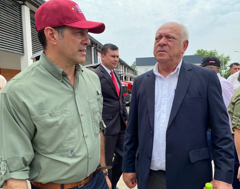 El ministro de Agricultura y Ganadería, Dr. Vet. Carlos Giménez, con el nuevo viceministro de Ganadería, Ing. Agr. Daniel Ortiz.