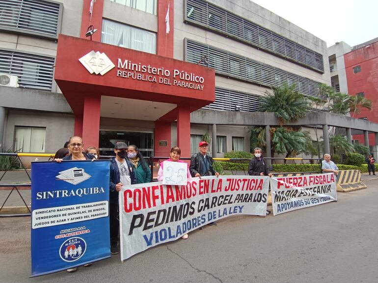 Trabajadores de juegos de azar se manifestaron frente a la Fiscalía, esta mañana.