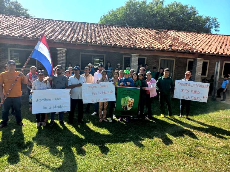 Los padres de familia de la institución decidieron levantar la medida de protesta luego de la firma de un documento de compromiso con el director departamental de educación.