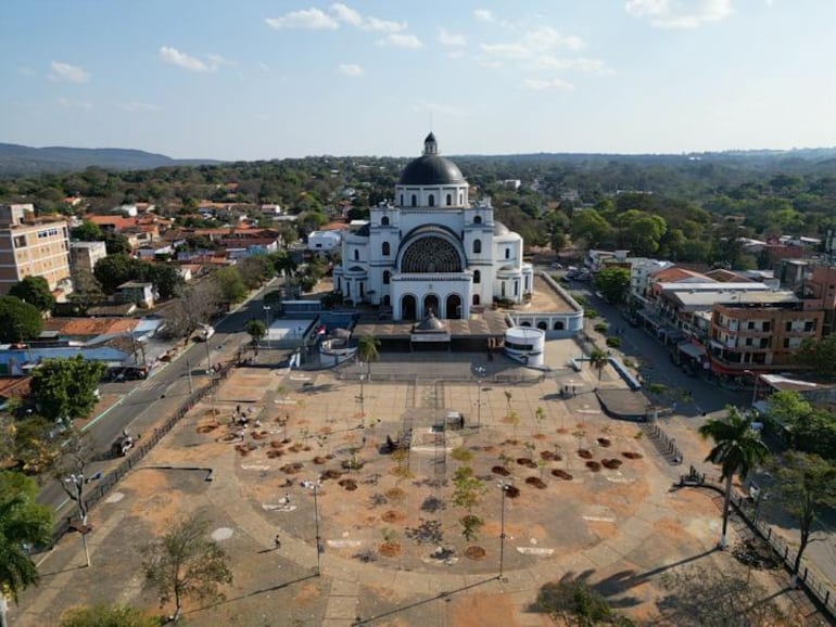 Caacupé: piden donar 21 árboles nativos para la explanada de la basílica.