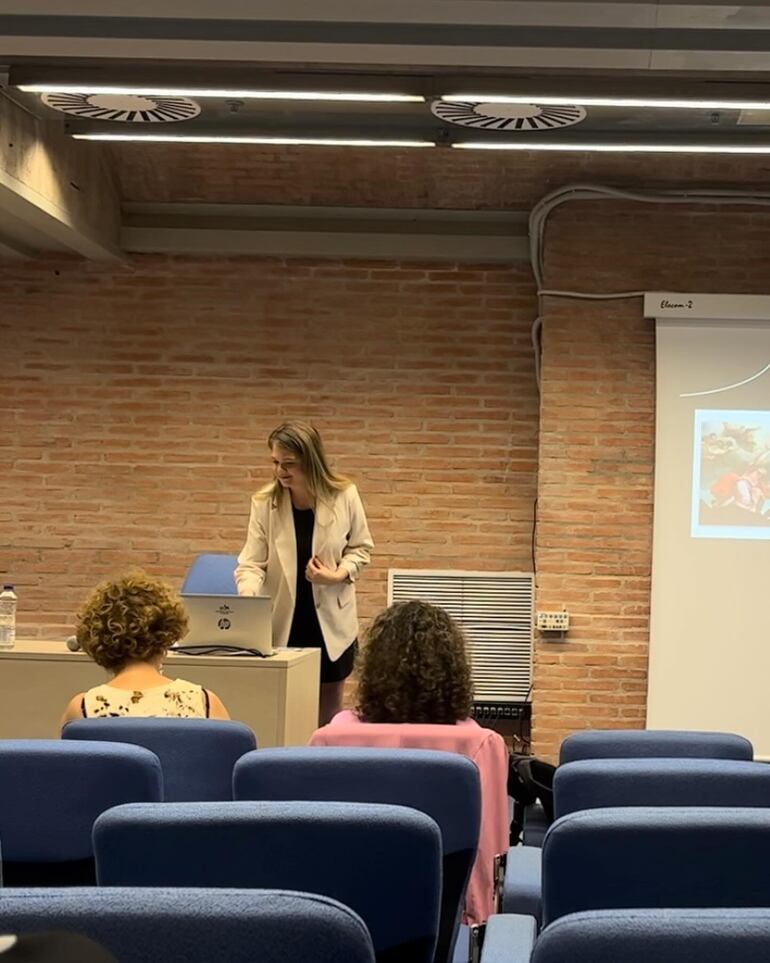 Fátima Fernández Mercado defendiendo su tesis en la Universidad Autónoma de Madrid. (Instagram/Fati Fernández)