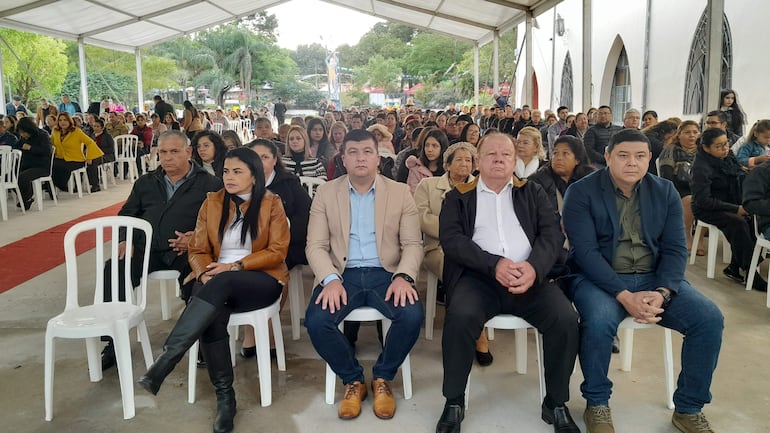 El intendente de San Antonio, Santiago Aguilera, en compañía de su familia durante la misa de hoy.