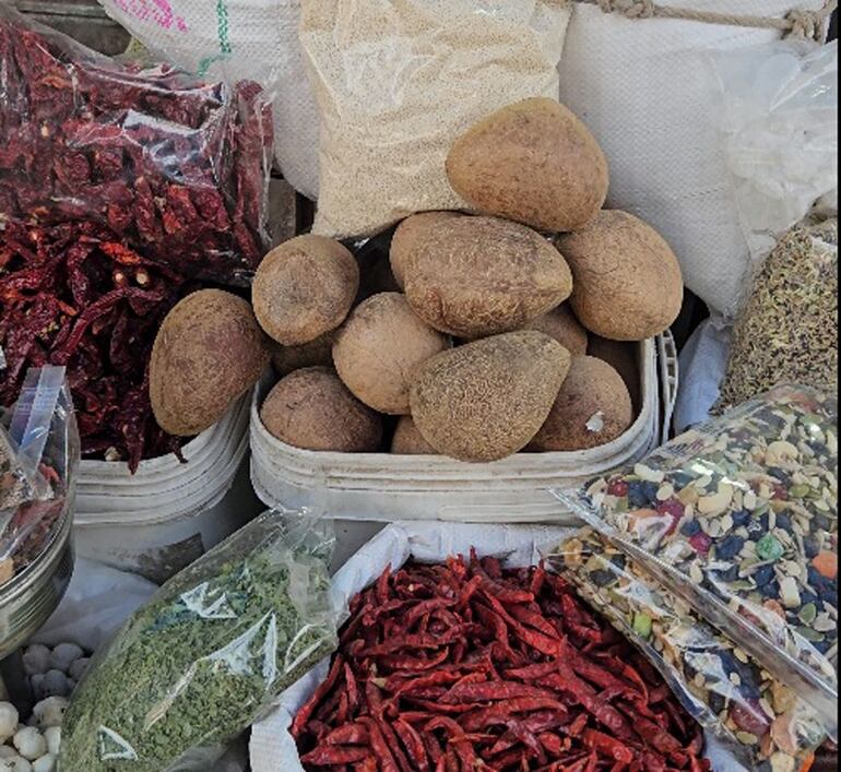 Mercado tradicional en Old Delhi, India. Especias e inciensos.