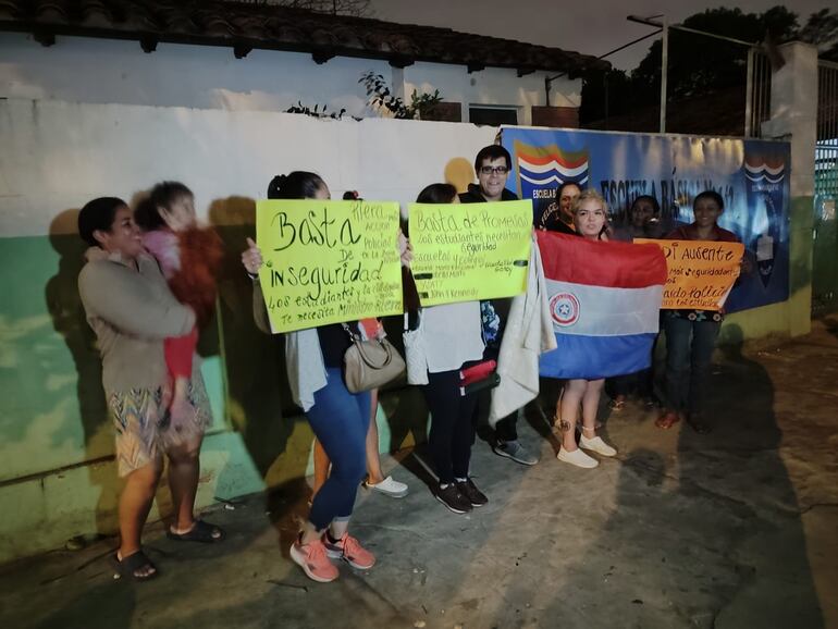 Manifestación de padres de alumnos de la escuela María Felicidad González del barrio La Terminal de Asunción.