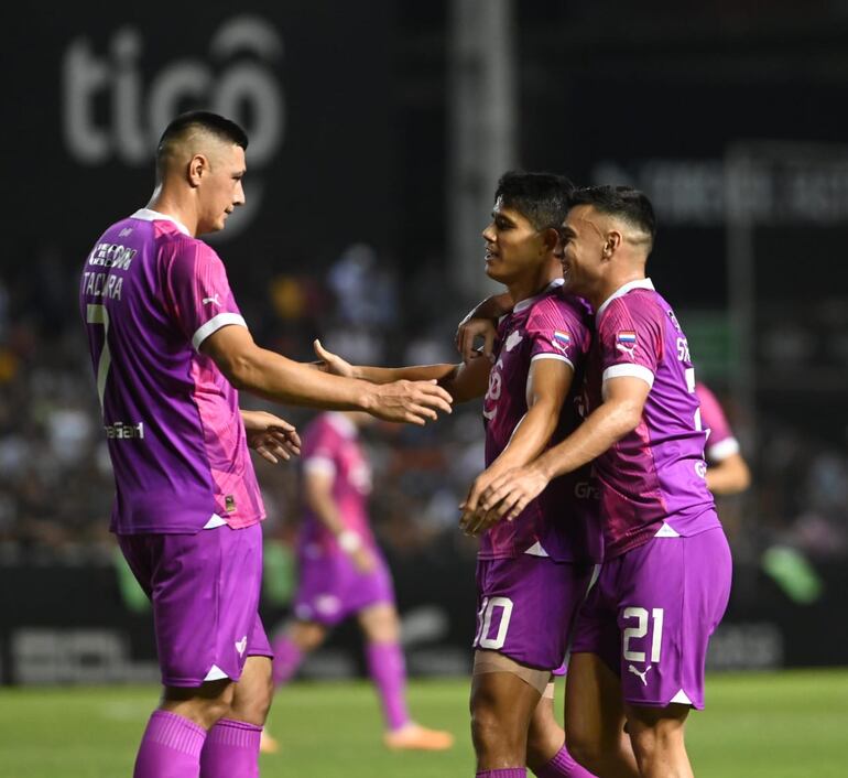 Festejo de los goleadores de Libertad ante Ameliano, Oscar Cardozo, Lorenzo Melgarejo y Lucas Sanabria.