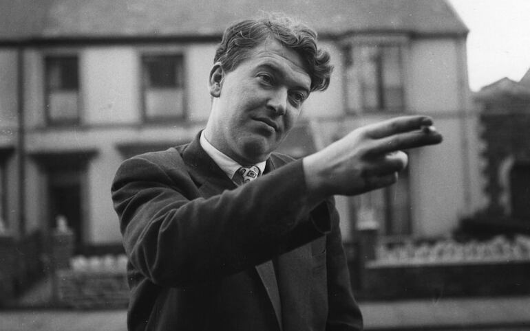 Sir Kingsley Amis en 1956, cuando era un "angry young man".