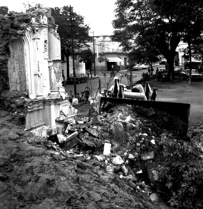 Demolición de la Iglesia de San Roque.